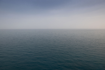 Morze z widokiem na równą linię horyzontu - zdjęcie w wysokiej rozdzielczości