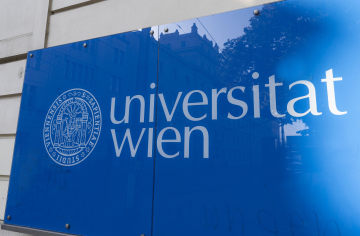 Uniwersytet Wiedeński - tabliczna z napisem na fasadzie budynku