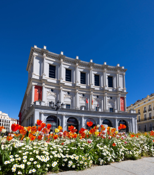 Teatro Real w Madrycie w słoneczny dzień