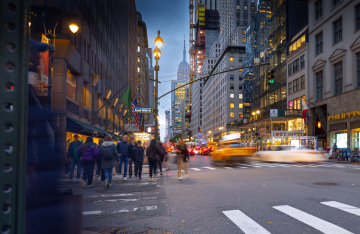 East 46th Street à New York dans la soirée